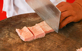 松阪肉切成2cm见方的小块